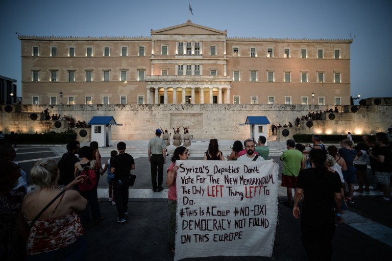 Grecia acepta un duro acuerdo con la zona euro a cambio de un nuevo rescate