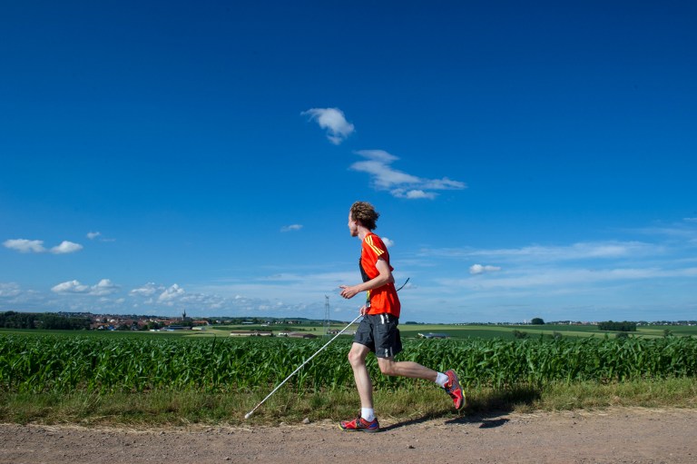 Un atleta con deficiencia visual completa un trail de 26 km con ayuda de un GPS