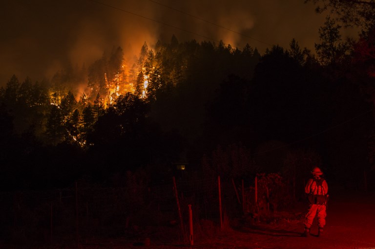 Reclusos-bomberos de California combaten feroces incendios por un dólar la hora