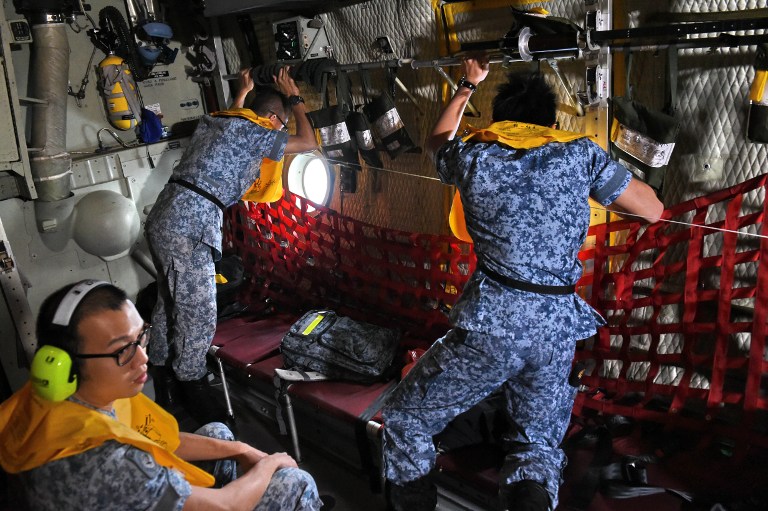 Recuperan en el mar más de 40 cuerpos de ocupantes del avión de AirAsia