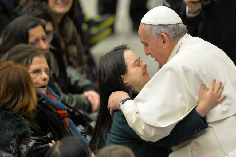 Ola de críticas al papa por aprobar golpes a los hijos para corregirlos