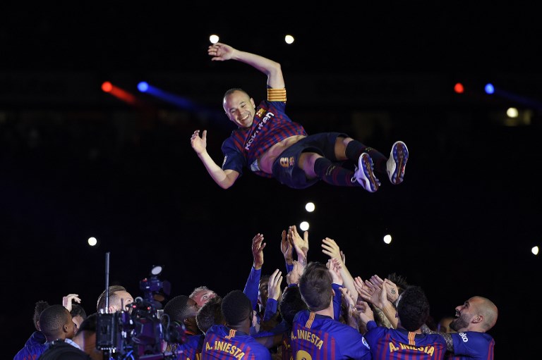 El FC Barcelona despide a Iniesta con victoria y homenaje