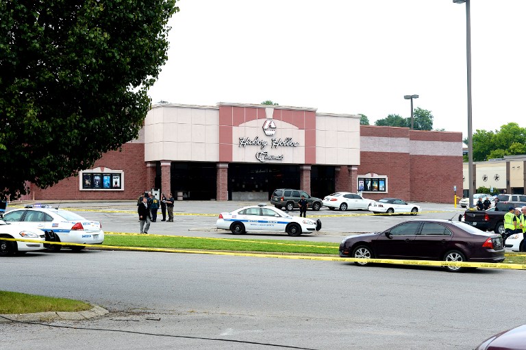 Un hombre murió al intentar atacar cine de EEUU con un hacha y rifle