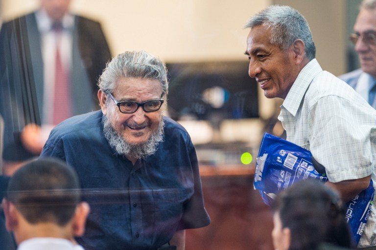 Abimael Guzmán reaparece en juicio y pide atención médica