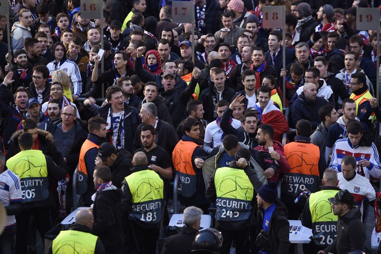 Diez heridos en pelea de hinchas del Lyon y Barcelona