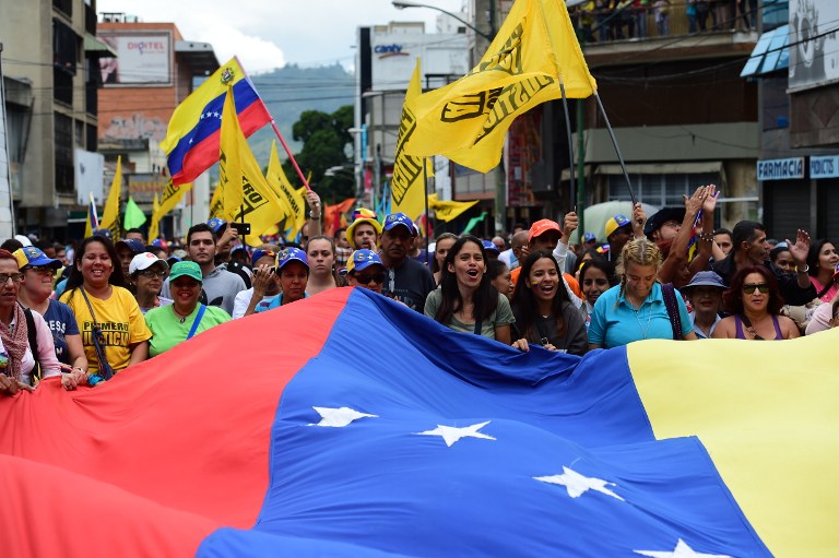 Opositores y chavistas marchan en pugna por referendo contra Maduro
