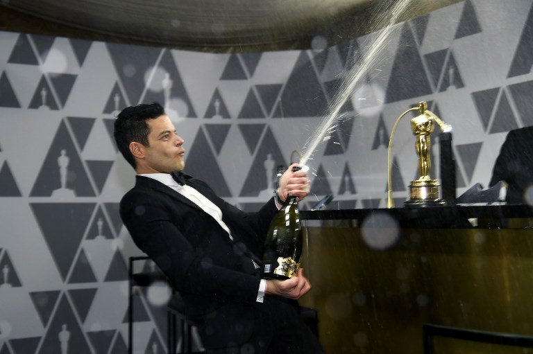 Rami Malek gana Oscar y cae tras recibir galardón