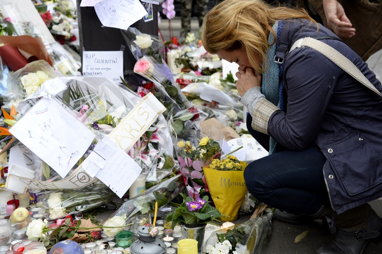 Francia recuerda en silencio a las víctimas de los atentados