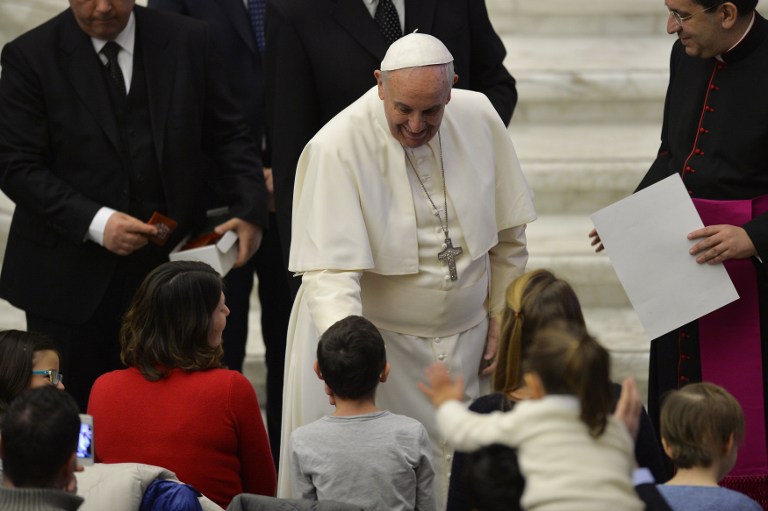 Papa corrige el tiro al elogiar las familias numerosas que criticó por procrear como &quot;conejos&quot;