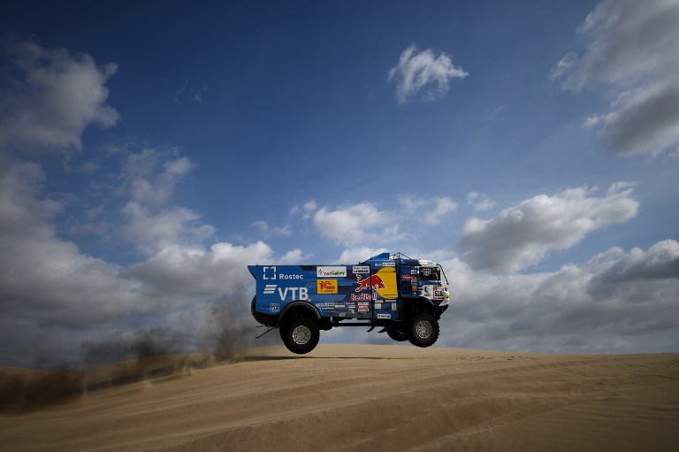 Piloto es expulsado del Dakar por no ayudar a atropellado
