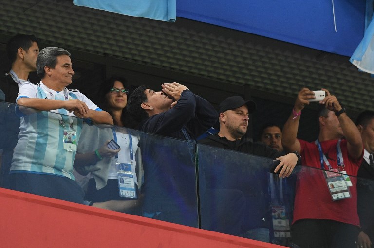 Maradona se desató en las gradas del Argentina- Nigeria