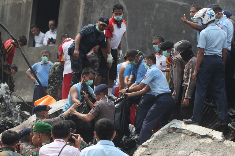Al menos 100 muertos tras estrellarse un avión militar en Indonesia