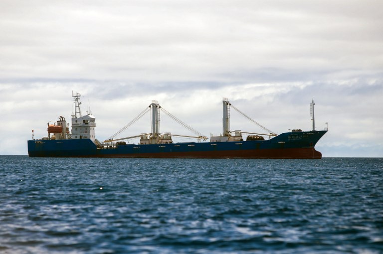 Armada vigila flota pesquera china cerca de Galápagos
