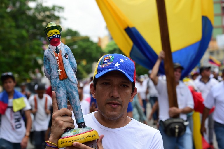 Oposición marcha en silencio tras ola de disturbios en Venezuela