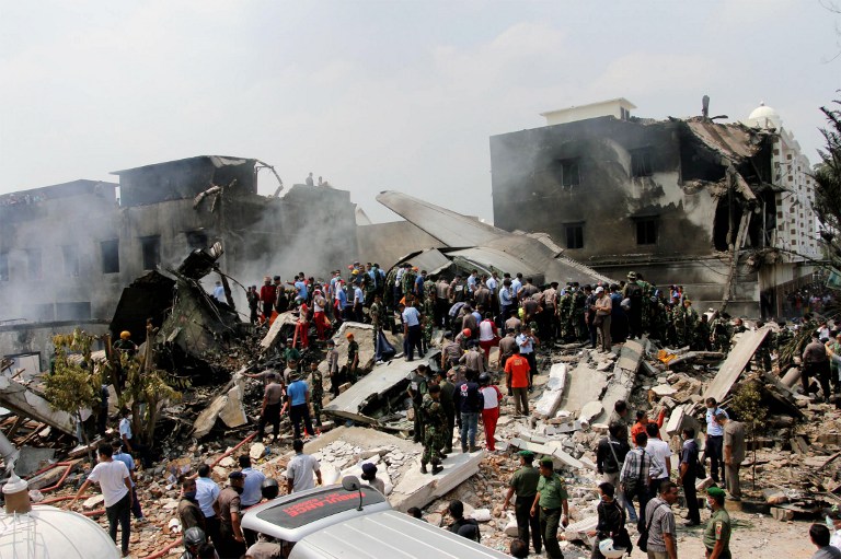 Al menos 100 muertos tras estrellarse un avión militar en Indonesia