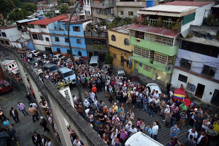 Venezuela reanuda labores, en profunda crisis tras gigantesco apagón