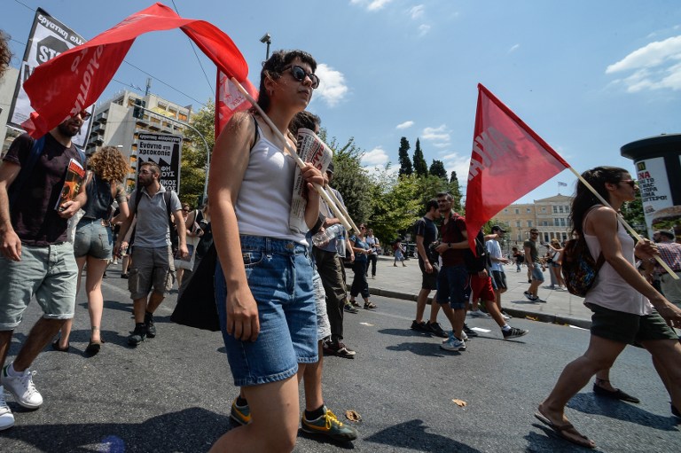 Miles de personas se manifiestan en Atenas contra la aprobación de reformas