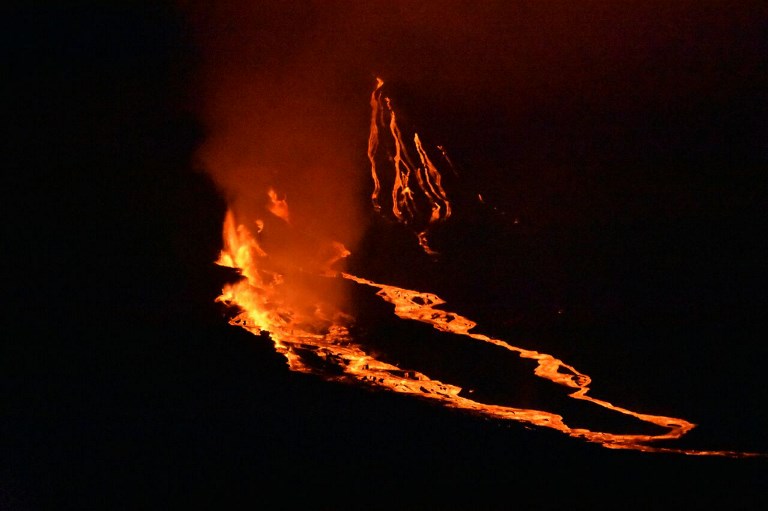 El volcán Fernandina vuelve a activarse en menos de un año