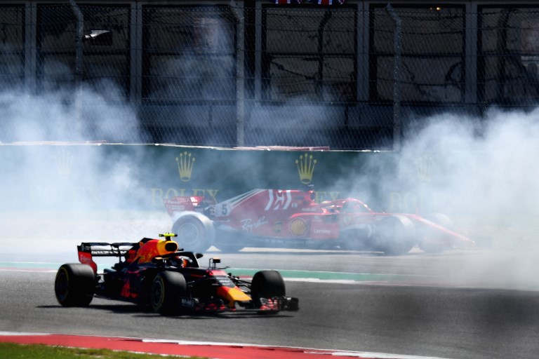 Sebastian Vettel se aleja del título tras toque y trompo