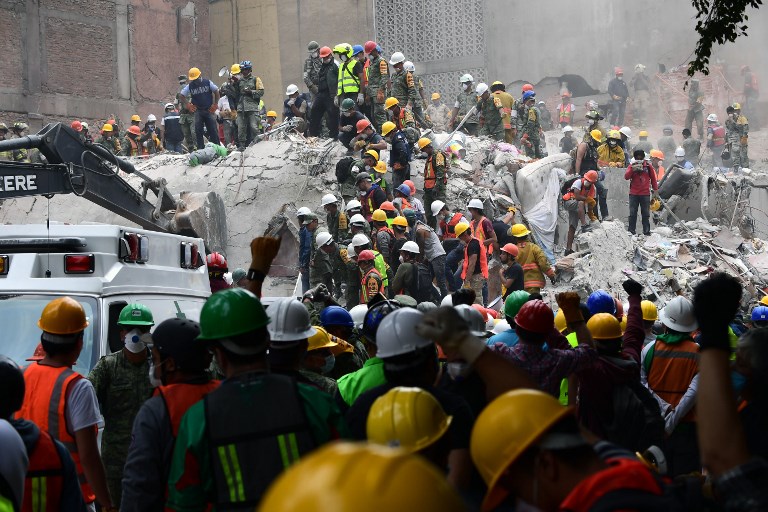 Crece la desesperación por los desaparecidos tras potente sismo en México