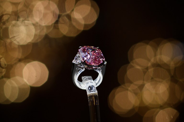 Diamante rosa se vende por casi $50 millones