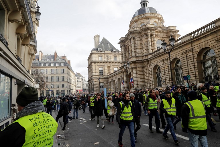 Los &quot;chalecos amarillos&quot; vuelven a manifestarse en toda Francia