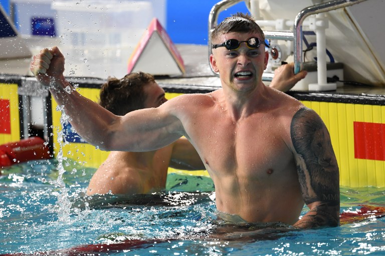 Nadador británico bate récord mundial en 100 metros pecho