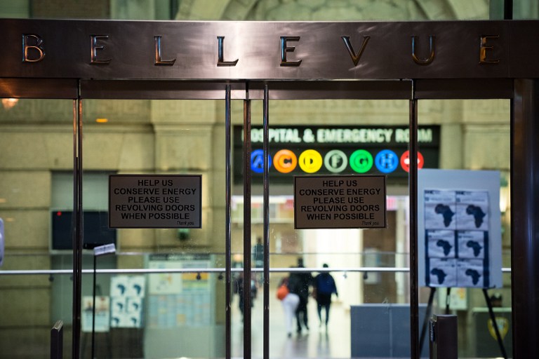 Un médico, bajo vigilancia en Nueva York mientras se le hace prueba de ébola