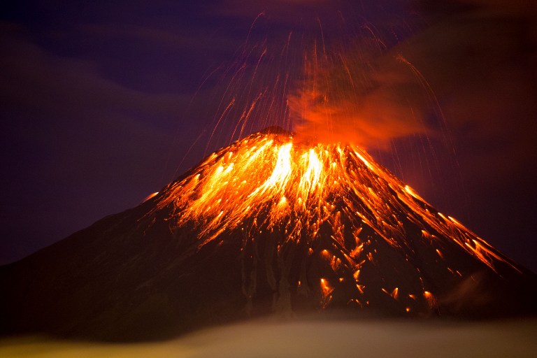 Explosiones continuas y emisiones de ceniza en el volcán Tungurahua
