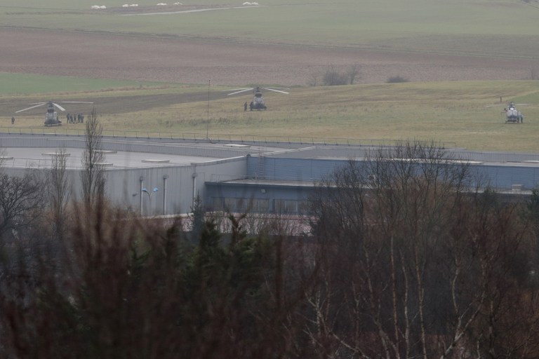 Los hermanos Kouachi se atrincheran con al menos un rehén en una imprenta