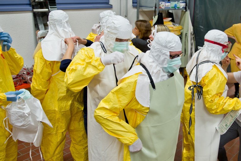 Un médico cubano, contagiado de ébola en Sierra Leona