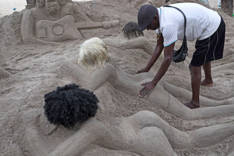 Esculturas sexy de mujeres de arena en Copacabana siembran discordia