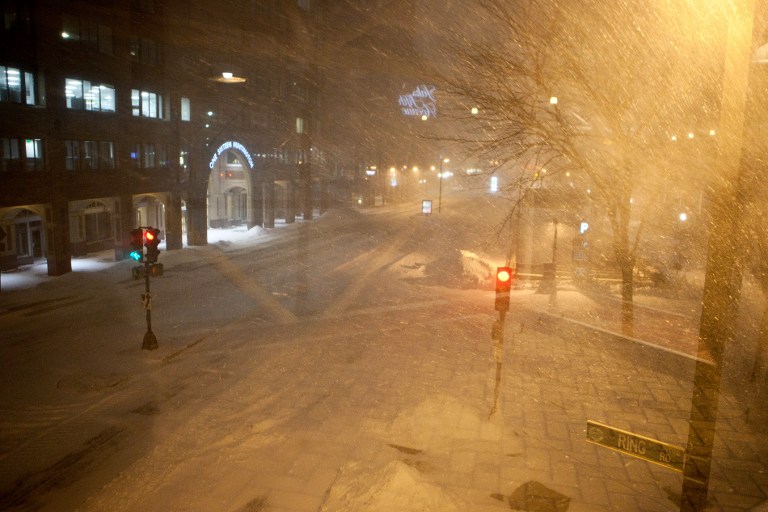 Millones de personas se refugian en su casa por intensa nevada en EEUU