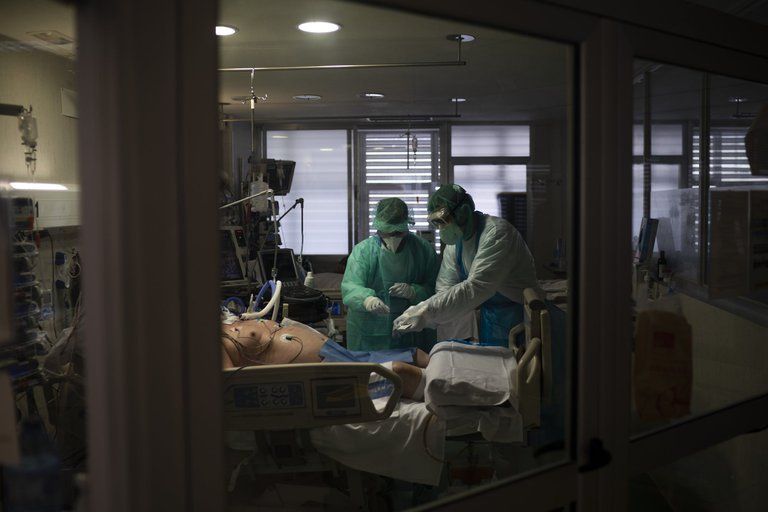 Médico ecuatoriano vence al COVID tras 71 días hospitalizado