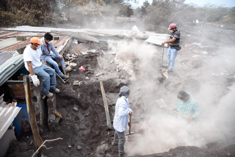Familiares buscan víctimas de erupción en Guatemala