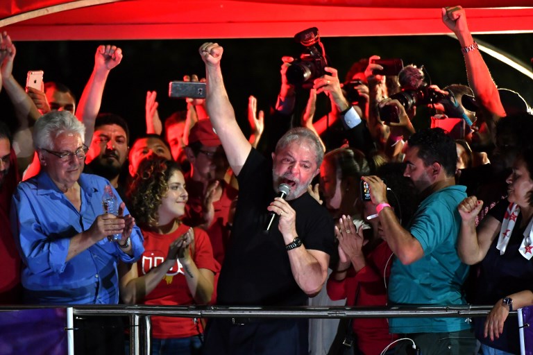 La justicia asesta nuevo golpe a expresidente Lula da Silva prohibiéndole salir de Brasil