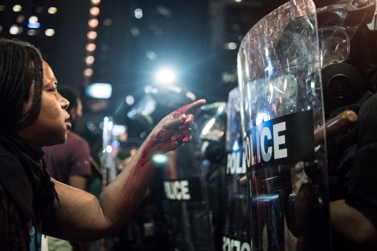 Declaran estado de emergencia en Charlotte tras noche de disturbios