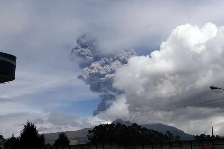 Evacúan de forma preventiva poblados cercanos a volcán Cotopaxi