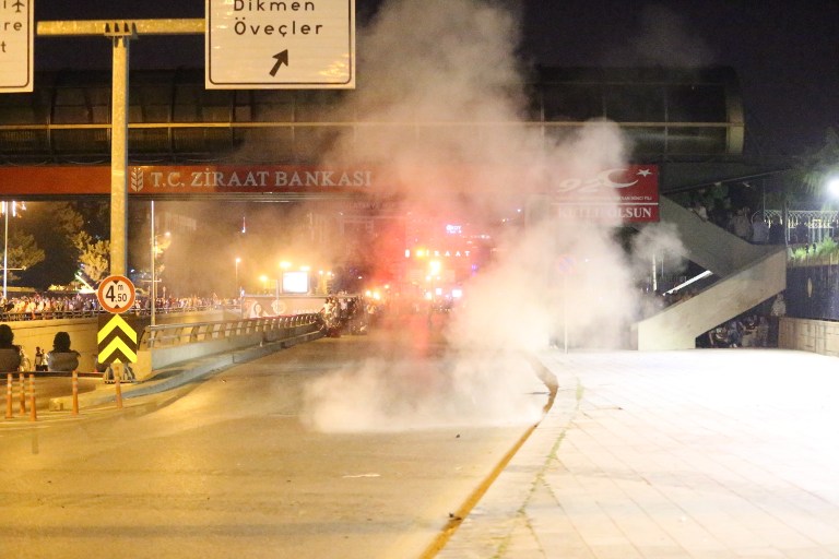 Primer ministro de Turquía ordena derribar aviones de golpistas