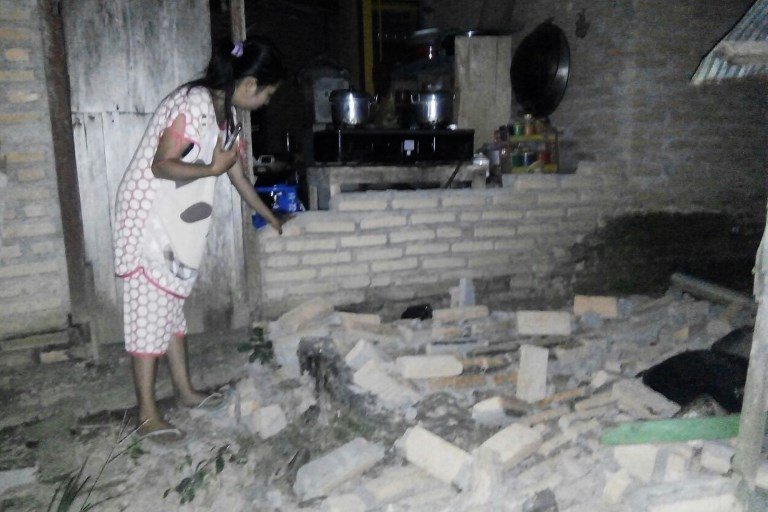 Indonesia golpeada por tsunami tras fuerte terremoto