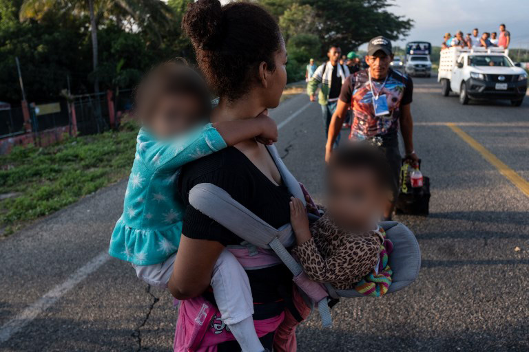 Niña nace en México durante caravana migrante