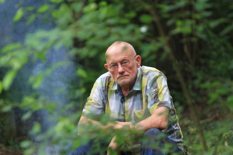 (VIDEO) El abuelo aventurero más extremo del mundo lucha contra la ablación