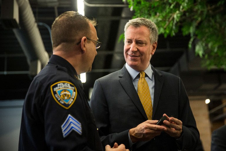 La policía de Nueva York comienza a probar cámara en uniforme de oficiales