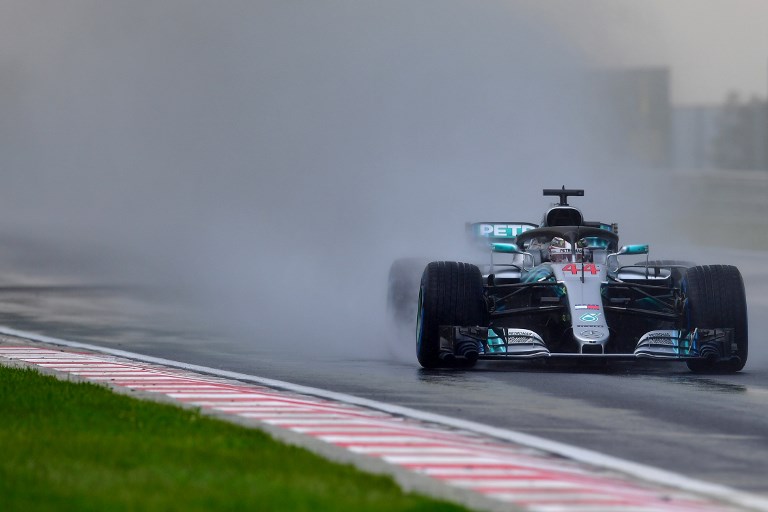 Lewis Hamilton logra pole position gracias a la lluvia
