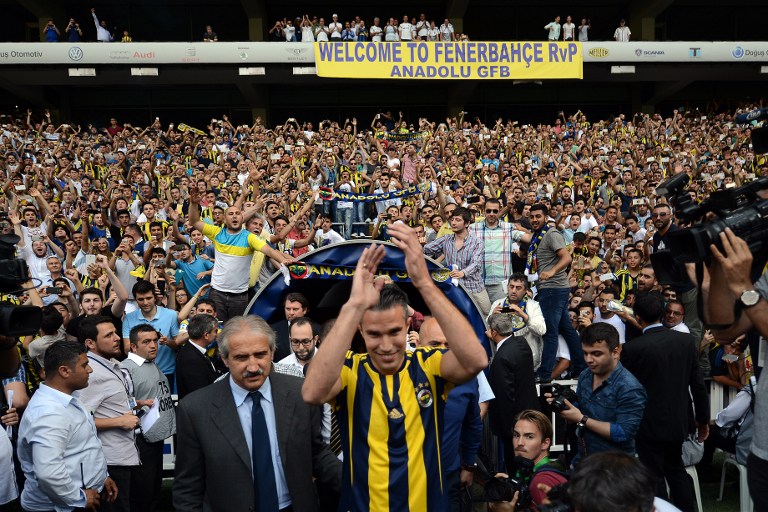 Fenerbahçe presenta al delantero holandés Robin Van Persie