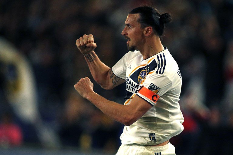 Ibrahimovic usa camiseta con su nombre mal escrito y hace dos goles