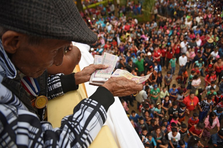 (VIDEO) Llueve dinero desde una iglesia de Paraguay