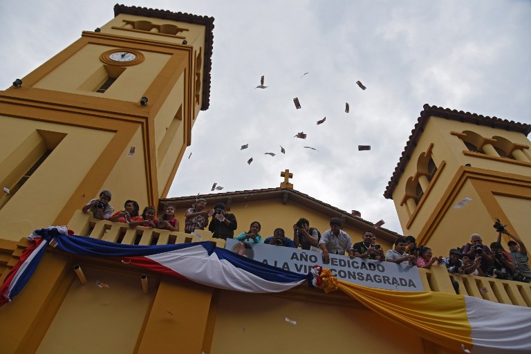 (VIDEO) Llueve dinero desde una iglesia de Paraguay