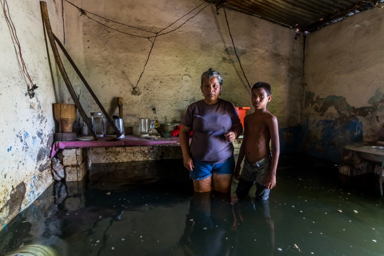 Venezuela: Mueren 2 niñas por derrumbe de pared tras lluvias