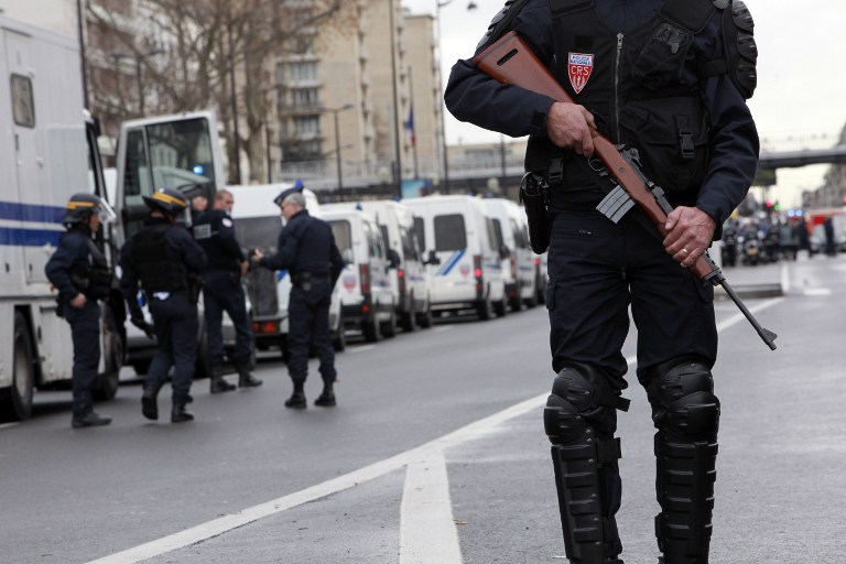 Francia mantiene alerta máxima tras atentados y busca a mujer yihadista